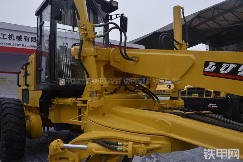 洛阳路通PY165C平地机局部