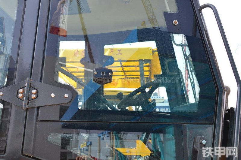 天工WZ30-25挖掘装载机局部