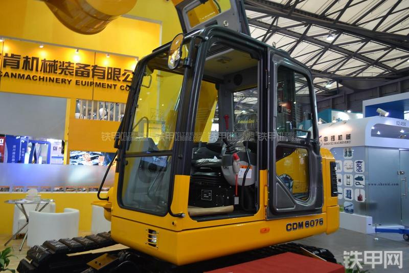 龙工CDM6075挖掘机局部
