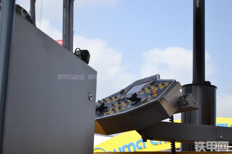 天工WTL6000B沥青摊铺机局部