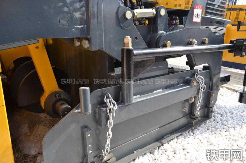 天工WTL6000B沥青摊铺机局部