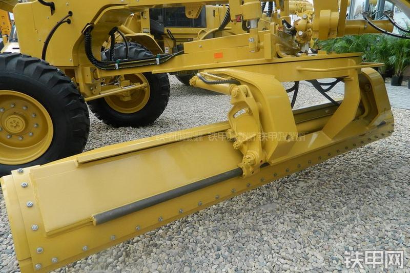 成工MG1320C平地机局部