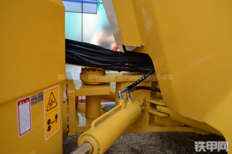 柳工CLG6214压路机局部