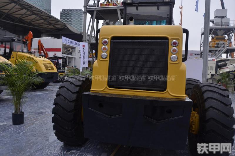 洛阳路通PY165C平地机局部