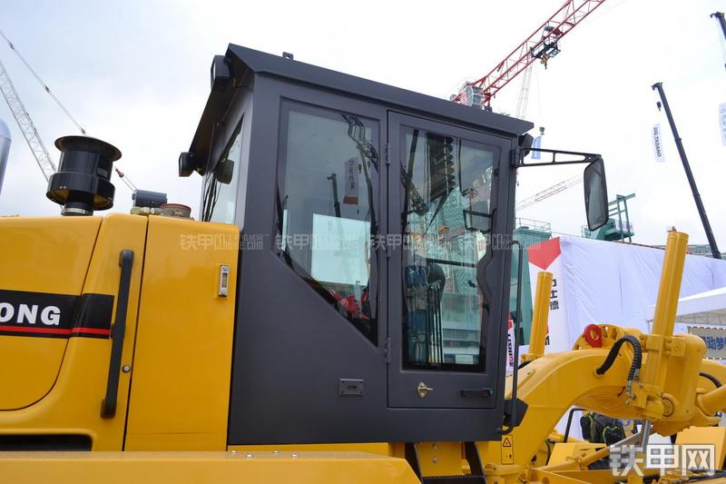 天工PY200M平地机局部