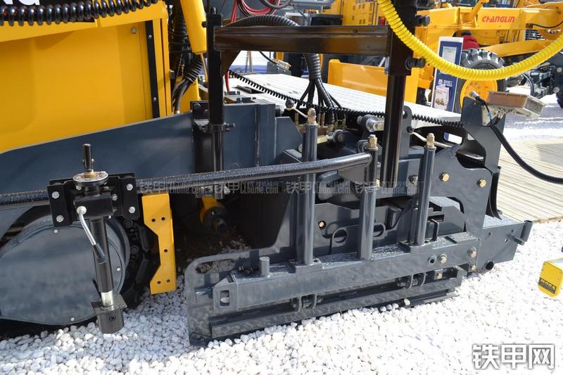 天工WTL6000B沥青摊铺机局部