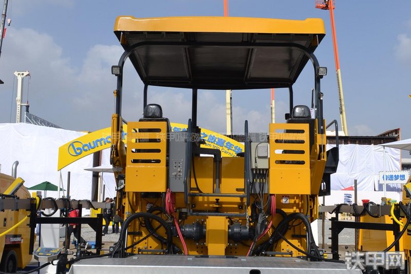 天工WTL6000B沥青摊铺机整机外观