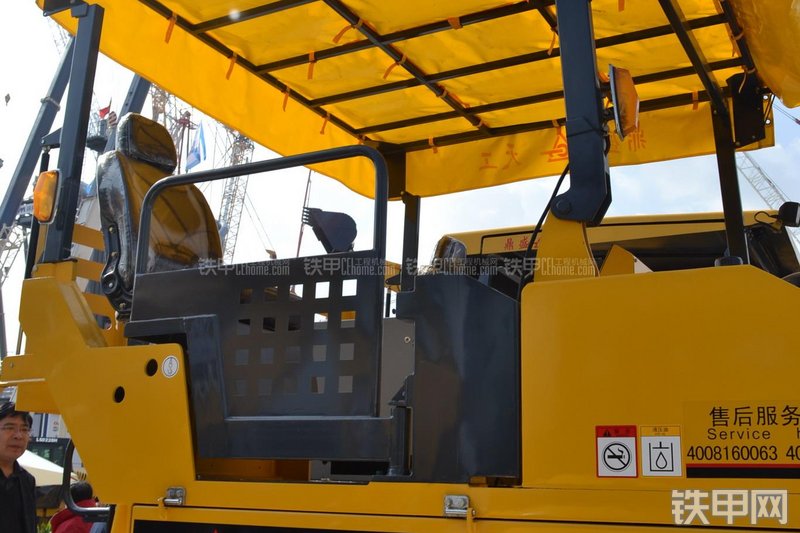 天工WTL6000B沥青摊铺机局部