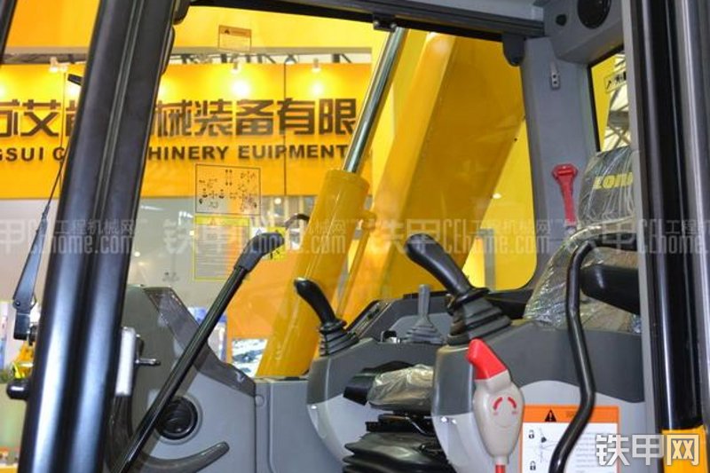 龙工CDM6075挖掘机局部