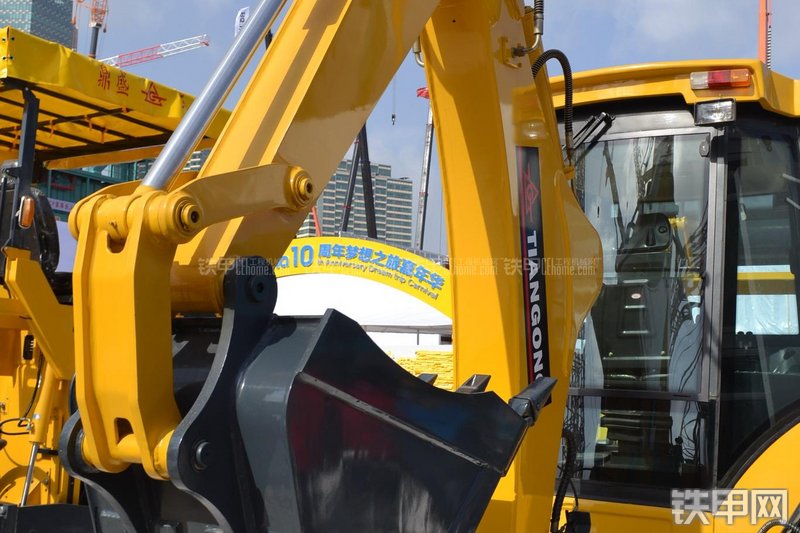 天工WZ30-25挖掘装载机局部