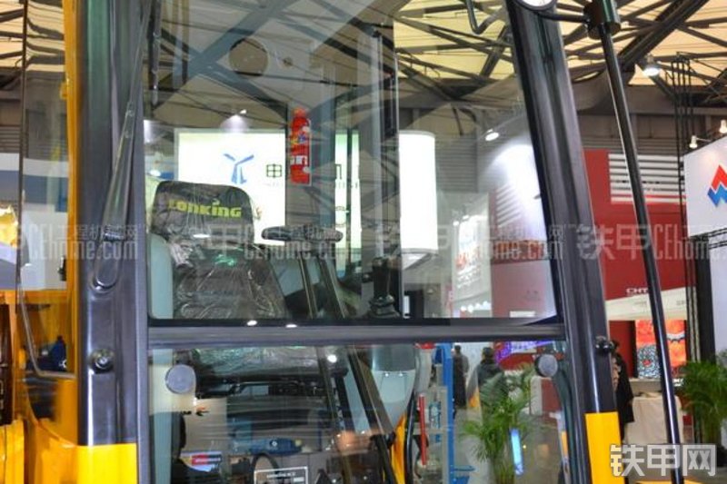 龙工CDM6075挖掘机局部