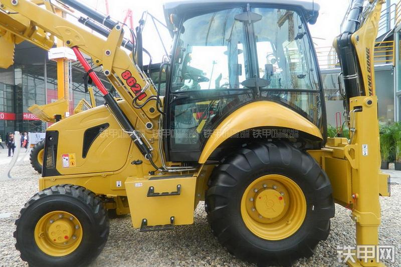 成工862H挖掘装载机局部