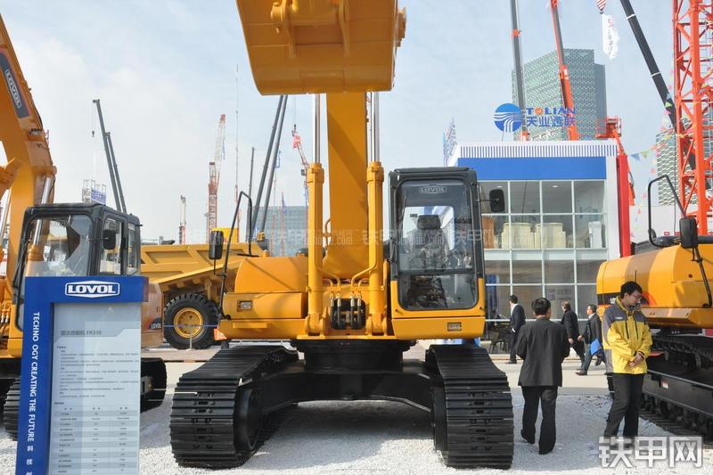 雷沃重工FR330挖掘机局部