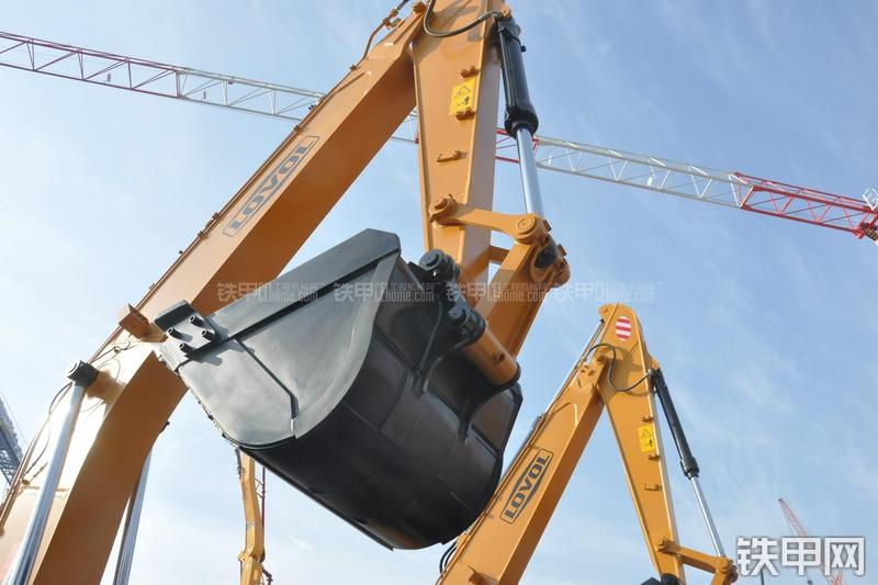 雷沃重工FR260-ETX挖掘机局部