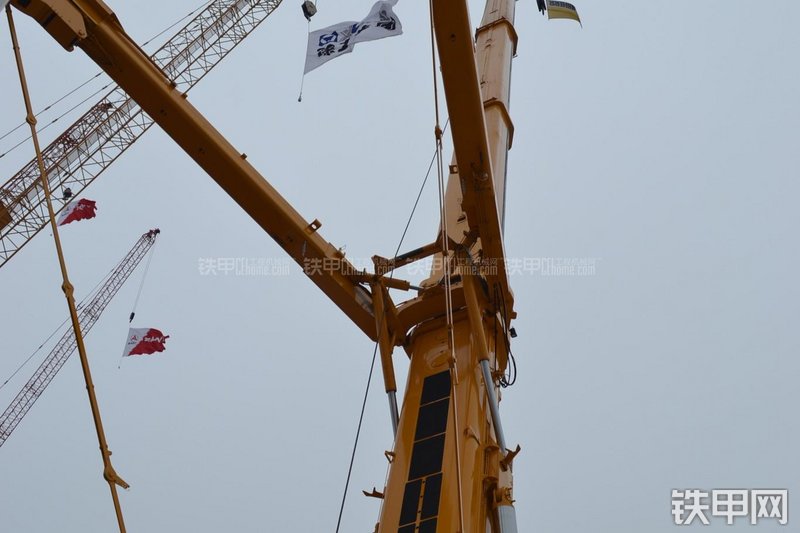 利勃海尔LTM1500-8.1起重机局部