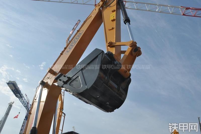 雷沃重工FR220-ETX挖掘机局部