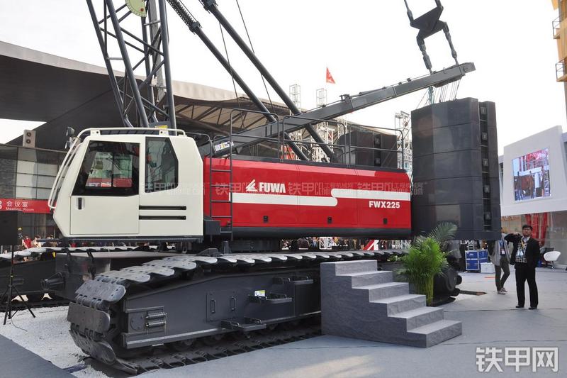 抚挖重工FWX225起重机整机外观