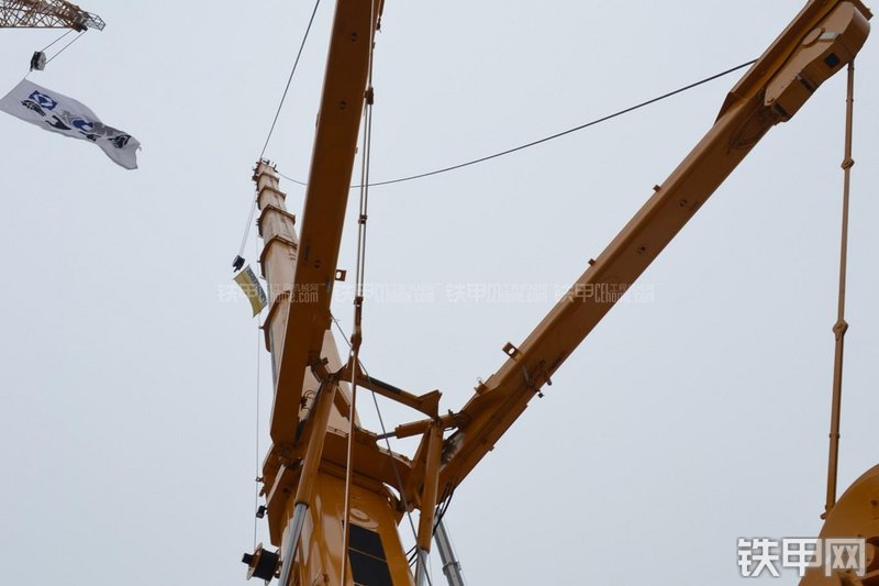 利勃海尔LTM1500-8.1起重机局部