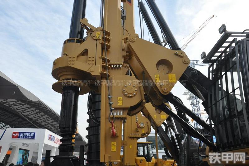 雷沃重工FL610旋挖钻局部