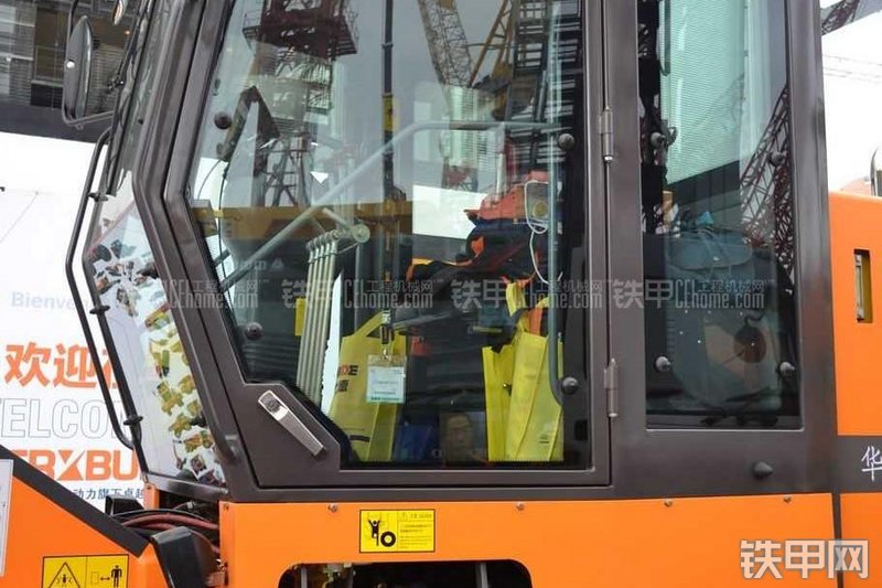 华通动力PY215C平地机局部