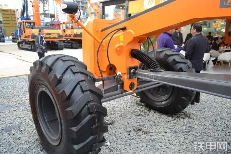 华通动力PY215C平地机局部