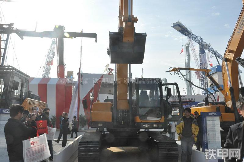 雷沃重工FR225E-ETX+挖掘机局部