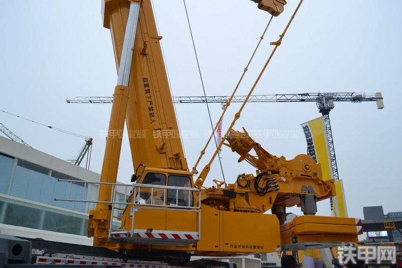 利勃海尔LTM1500-8.1起重机局部