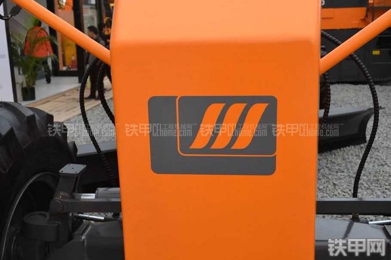 华通动力PY215C平地机局部