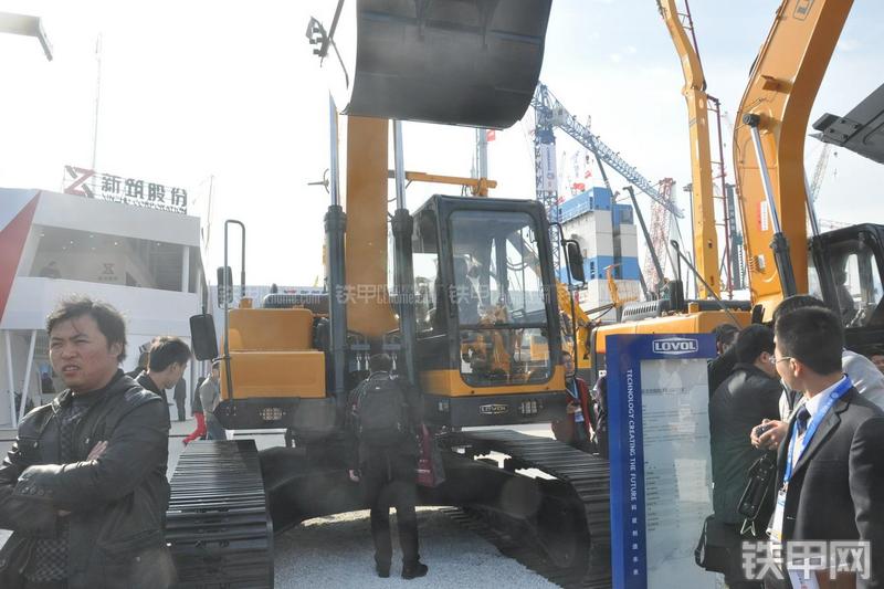 雷沃重工FR260-ETX挖掘机整机外观