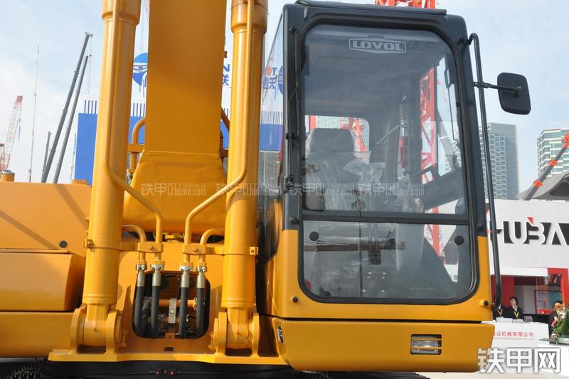 雷沃重工FR360-7挖掘机局部