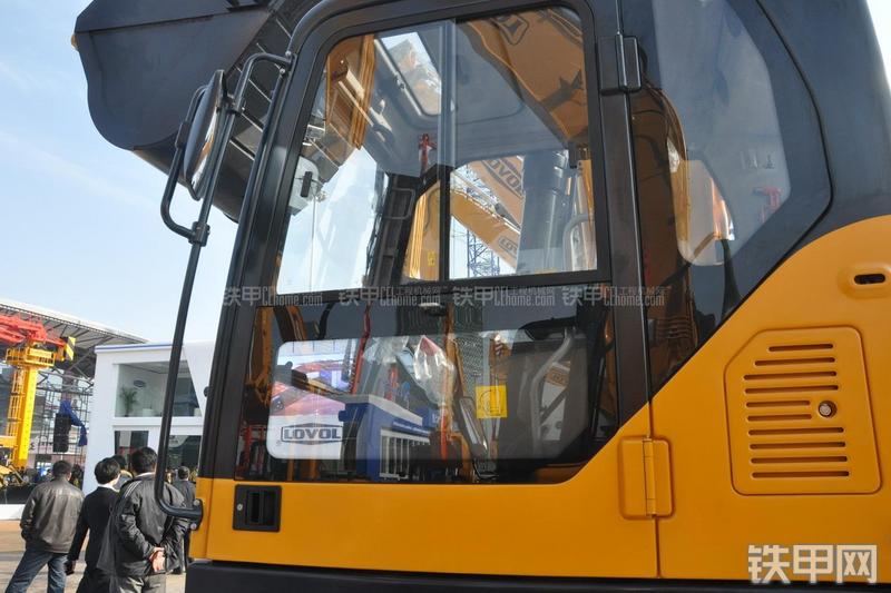 雷沃重工FR260-ETX挖掘机局部