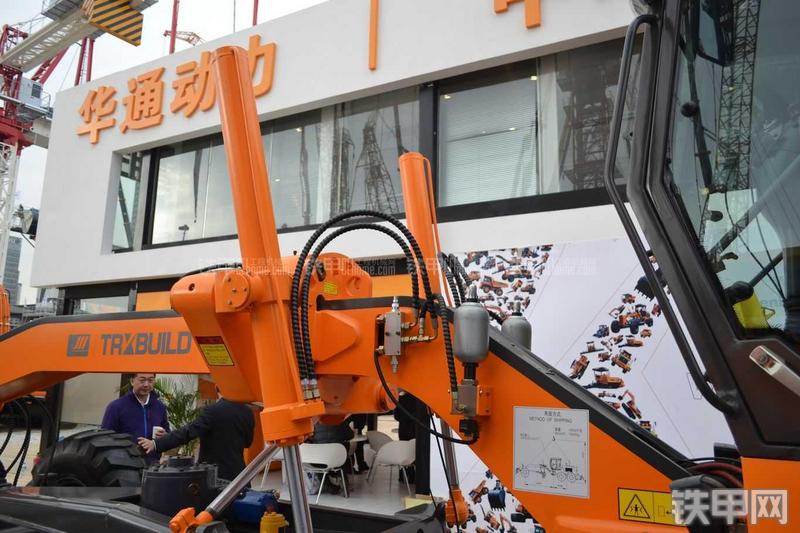 华通动力PY215C平地机局部