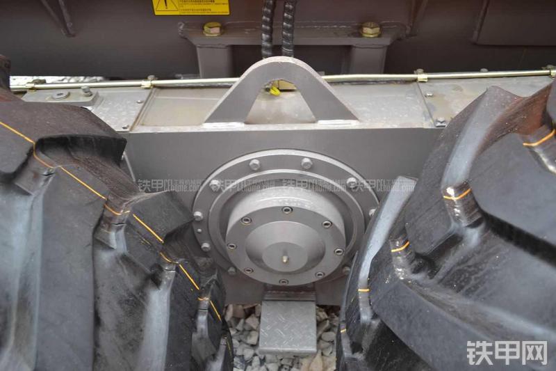 华通动力PY215C平地机局部