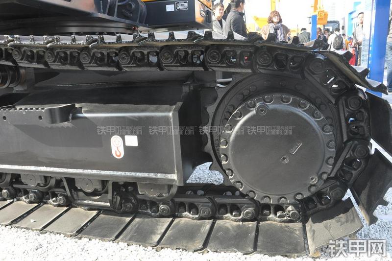 雷沃重工FR260-ETX挖掘机局部