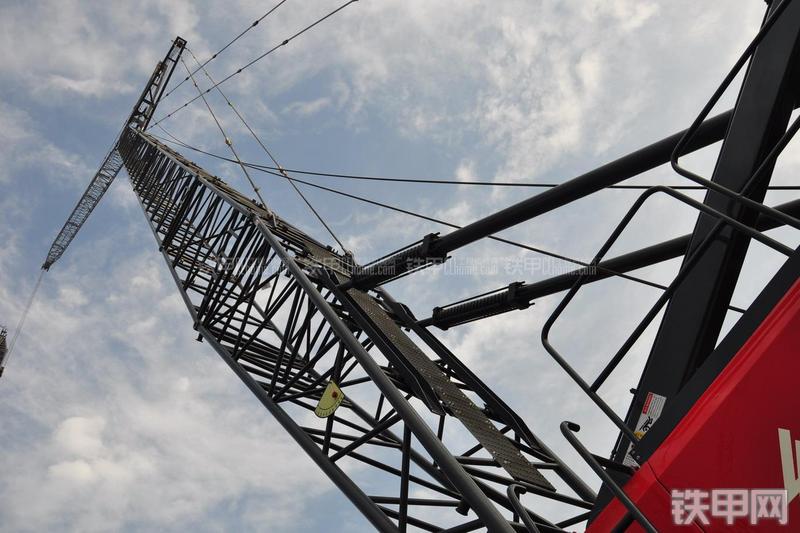 抚挖重工FWX225起重机局部