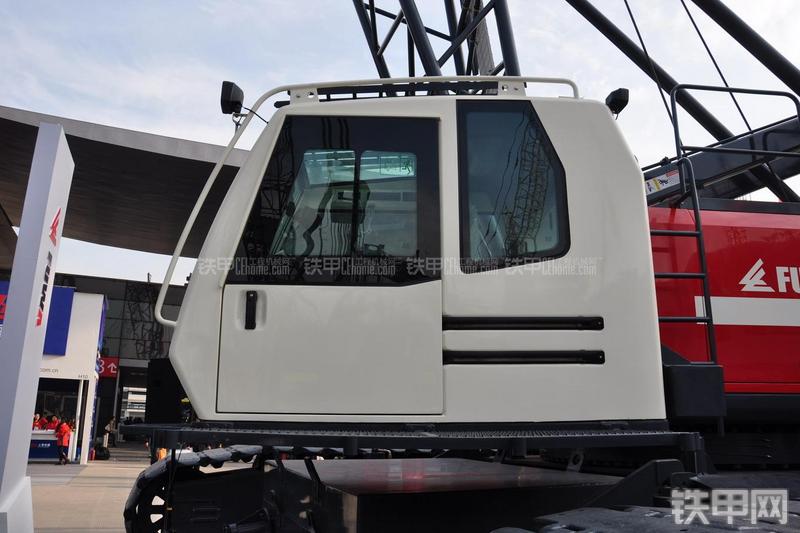 抚挖重工FWX225起重机局部