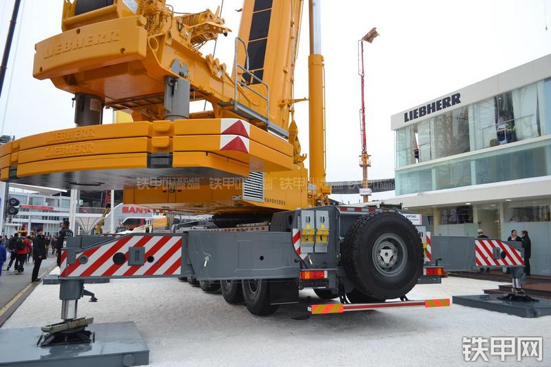 利勃海尔LTM1500-8.1起重机局部