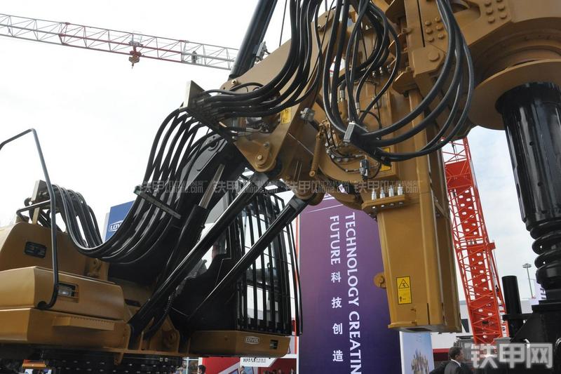 雷沃重工FL610旋挖钻局部