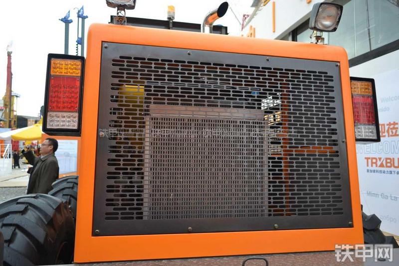 华通动力PY215C平地机局部