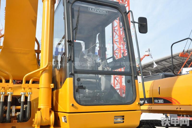 雷沃重工FR330挖掘机局部
