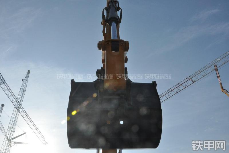 雷沃重工FR460-ETX+挖掘机局部