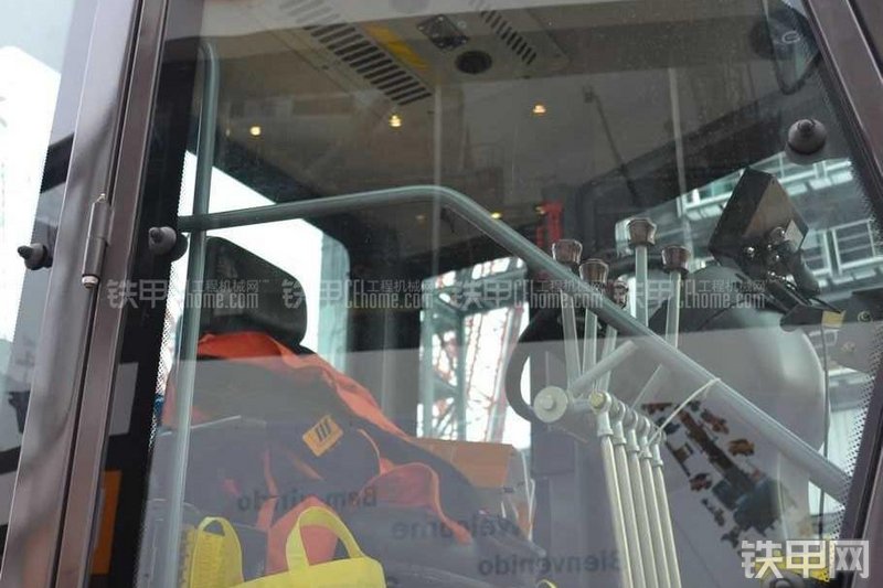 华通动力PY215C平地机局部