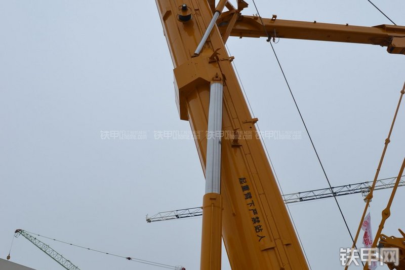 利勃海尔LTM1500-8.1起重机局部