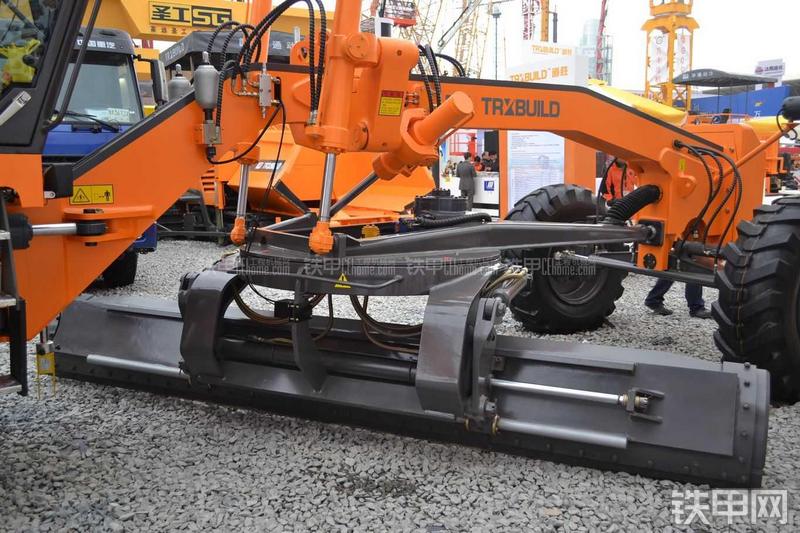 华通动力PY215C平地机局部