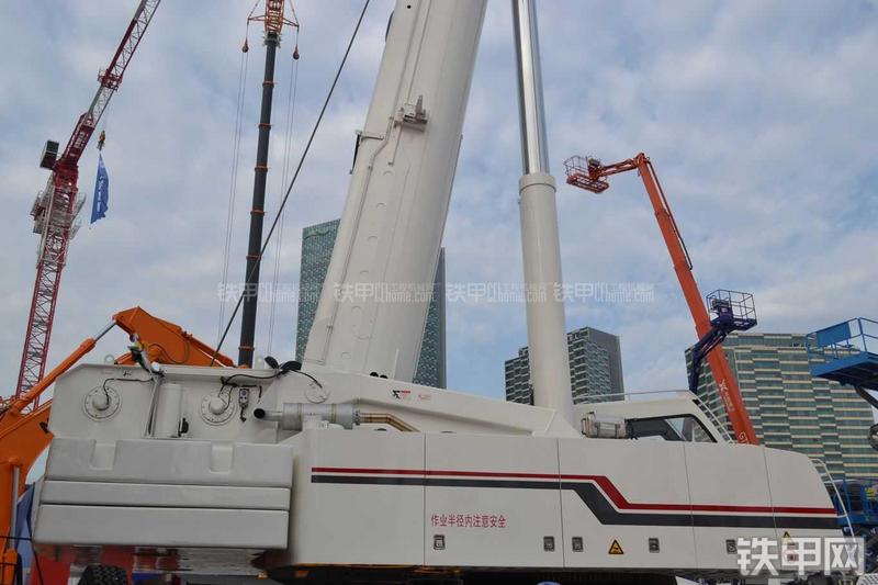 京城重工QY130E起重机局部