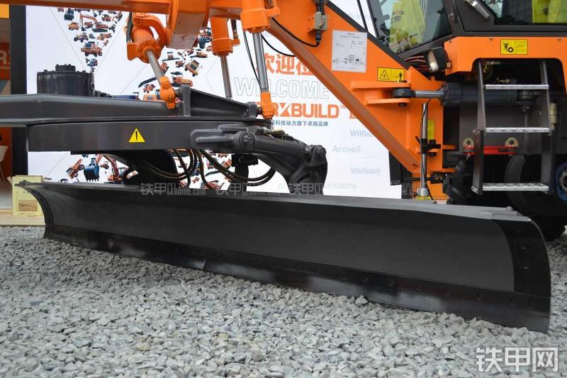 华通动力PY215C平地机局部