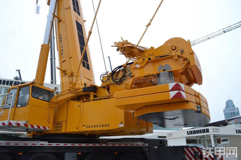 利勃海尔LTM1500-8.1起重机局部