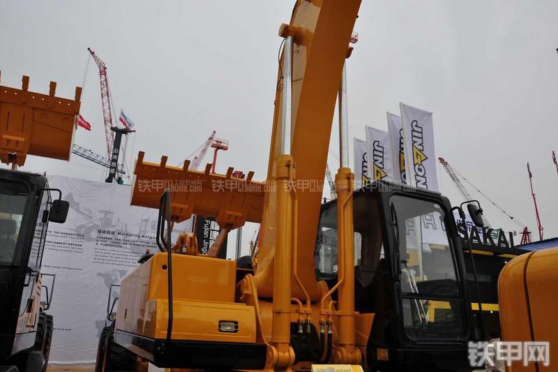 晋工JGM937挖掘机局部