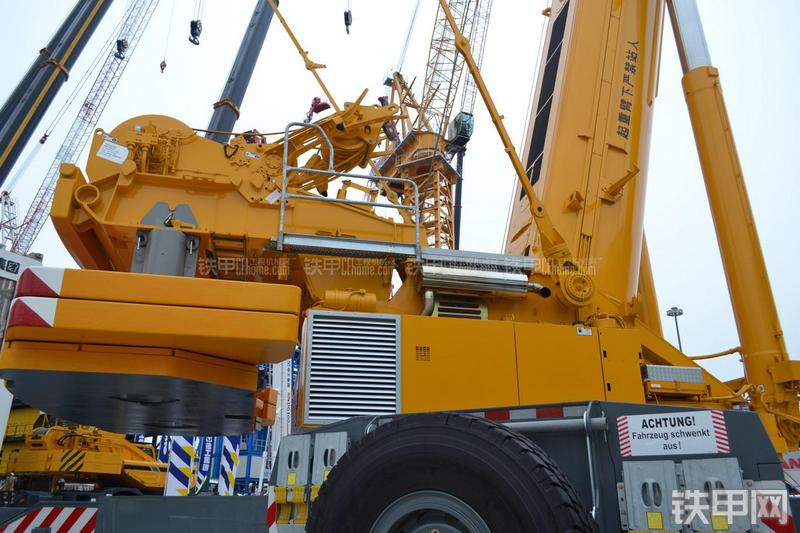 利勃海尔LTM1500-8.1起重机局部