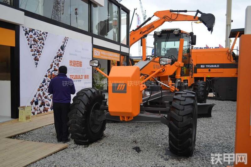 华通动力PY215C平地机整机外观